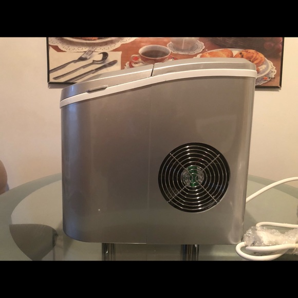 Sold-IGLOO Portable Ice Maker - Picture 6 of 8